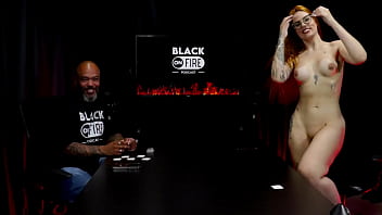 Safada com os deliciosos peitos de fora mostra a linda buceta e rebola no apresentador - Bella Ruiva (WATCH ON: SHEER/RED)