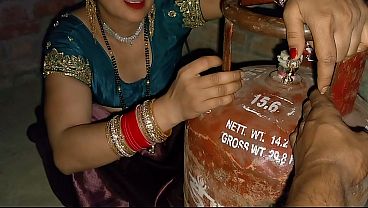 सिलेंडर दे दो सिलेंडर बाले भईया बदले में चूत दे दूंगी