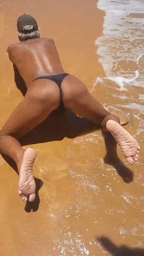 Ladysilva de calcinha na praia bronzeando sua bunda gostosa