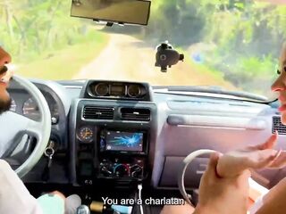 Latin babe brunette hair de enorme culo redondo es recogida y follada por gran verga dura dentro de un auto en su estrecho coño húmedo hasta que se corre!