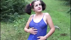 Een gebogen stel straft elkaar met een melkklysma .