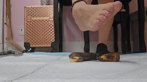 Giantess VS old banana