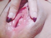 Disfruta y toca mi panochita caliente y ve como escurre su lechita vaginal
