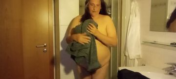 Everyday look out - Eva shows off her natural Rubens figure in the bathroom