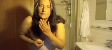 Everyday look out - Eva shows off her natural Rubens figure in the bathroom