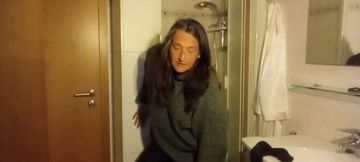 Everyday look out - Eva shows off her natural Rubens figure in the bathroom