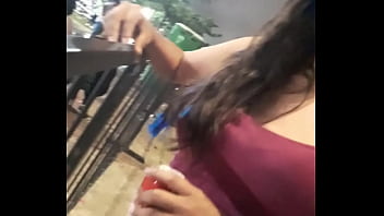 Despu&eacute_s de la fiesta jovencita pillada en la calle busca a un afortunado para follar.