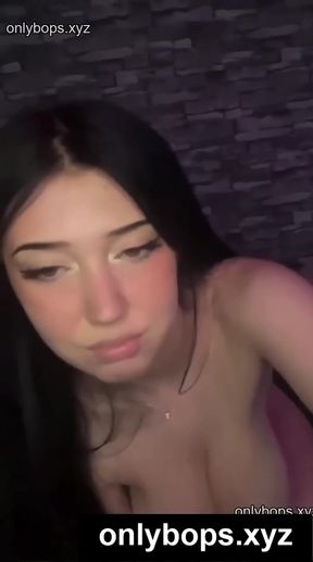 TikTok celeb teen exposes her body on OnlyFans