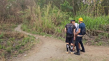 LEVEI 2 AMIGOS H&Eacute_TEROS PARA FODER MEU CU EM P&Uacute_BLICO, ONDE HOMENS COSTUMAM FAZER CAMINHADA. ENQUANTO CADA UM SE RESERVA PARA COMER MEU CU, UMA PLATEIA DE HOMENS OBSERVA E SE MASTURBAL.