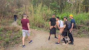 LEVEI 2 AMIGOS H&Eacute_TEROS PARA FODER MEU CU EM P&Uacute_BLICO, ONDE HOMENS COSTUMAM FAZER CAMINHADA. ENQUANTO CADA UM SE RESERVA PARA COMER MEU CU, UMA PLATEIA DE HOMENS OBSERVA E SE MASTURBAL.