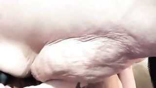 Une brune pulpeuse se fait sodomiser violemment.