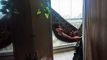 Transando na rede, no sofá e na cama, empurrado no fundo do boy.