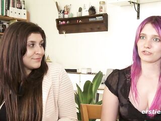 Ersties - Julie und Maria fingern sich gegenseitig ihre zarten und nackten Muschis