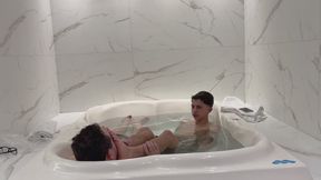 MASTER E BATHTUB DOM AND PISS