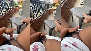 en el balcon junto a la casa de mi vecino pasandola rico