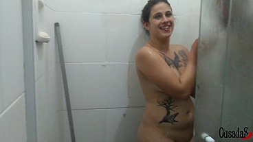 Após fuder Juccy Joplin inventam de brincar no banho com Dogaloy e são surpreendidos por Julia Cataucha
