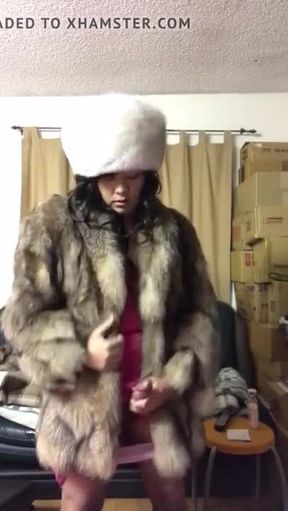 asia cd crossdresser jacks off in fox fur