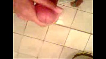 Eu batendo punheta com tes&atilde_o e gozando gostoso no banheiro em casa