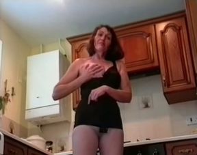 Filthy granny with saggy tits is posing in pantyhose in the kitchen