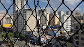 professor encontrou 2 de seus alunos na rua e levou para casa!ofereceu pipoca e rolou foi um sexo entre eles