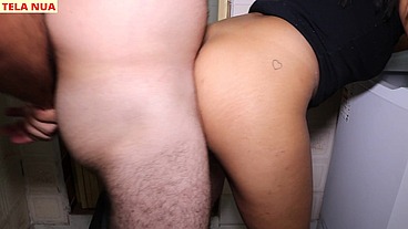 Minha Esposinha novinha indo ajuda na maquina de lavar mais queria mesmo era pau na xoxota