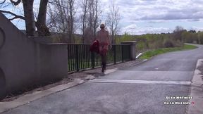exhibition en public et masturbation devant l autoroute voici une video d ...