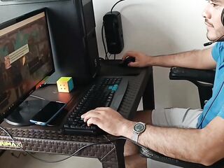 PILLO A MI JUGANDO JUEGOS DE PORNO Y ME LO FOLLO A EL