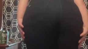 Bbw squeezing into a tight pair of jeans