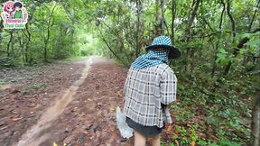 วัยรุ่นไทยเดินเก็บเห็เในป่าอยู่ดีดีโชว์หีเฉยเลย
