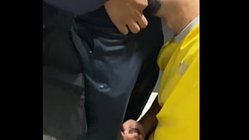 FAZENDO A FESTA COM MACHOS NO WC NA MADRUGADA.