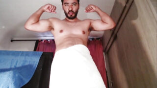 Ung colombiansk twink onanerer sin enorme pik mens han danser, og derefter bareback anal solo sjov