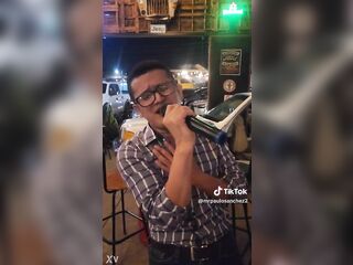 Homosexual se le moja la garganta