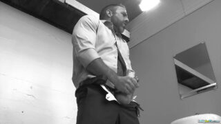 Gangbang anal intenso com bukkake estrelado por Andrew Justice, Billie Ramos, Chris Harder, Dirk Caber, Myles Landon e Stephen Harte, todos sem circuncisão