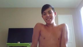 Smiley Twinnk Showing His Body