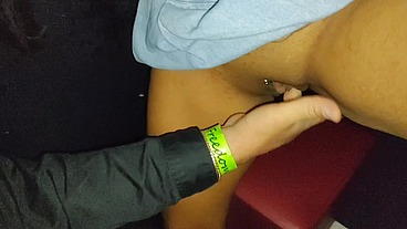 Chupei a rola dos desconhecidos no gloryhole da casa de swing!