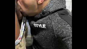 Chupando a pica do favelado no banheiro da comunidade.