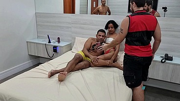 Bastidores da casada pequenininha safada fodendo com varios machos e ganhando muito leite