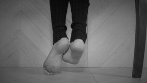 Cynthia - His Face Under petite 22 yo Woman Feet - Black And White Clip - UHD 3840x2160 - 4K