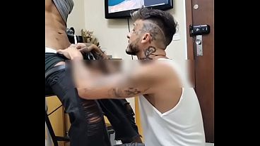 Cliente queria minha m&atilde_o bem perto do pau na hora de marcar a tatuagem