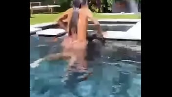 Anitta curtindo na piscina em Miami