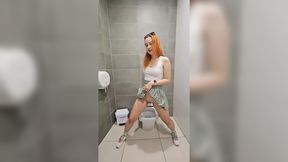 &#x516C;&#x958B;&#x5834;&#x6240;&#x306E;&#x30C8;&#x30A4;&#x30EC;&#x3067;&#x30BB;&#x30C3;&#x30AF;&#x30B9;&#x30D5;&#x30EC;&#x30F3;&#x30C9;&#x3068;&#x5C3F;&#x5C04;&#x7CBE;&#xFF01;