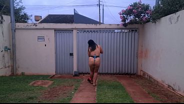 Esposa Putinha Limpando o Quintal S&oacute_ de Avental e Calcinha - Hotwife Exibida