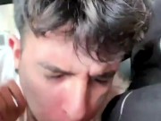 YouTuber es follado por hombres gordos vergudos sin compasión