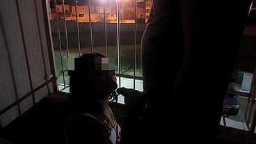 ME FUI CON EL AMIGO DE MI ESPOSO AL BALCÓN Y LE HAGO UNA MAMADA PROFUNDA Y HÚMEDA