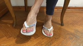 BIG FEET IN FLIP-FLOPS TEASING TOE WIGGLING AND TOE TAPPING - MOV Mobile Version