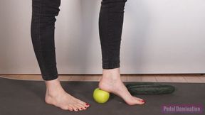 Cucumber and Apple Crush - 4K MP4