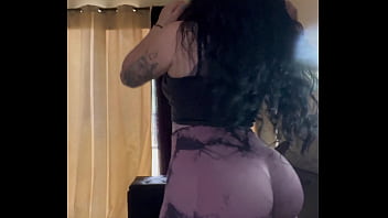 Andr&eacute_ en un baile sencillo y sensual