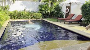les femmes se font du bien dans la piscine