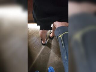 espero a mi hermanastra ene l baño para poder cogermela y no nos cachen