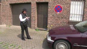 The lady of traffic control let him cum on her vagina